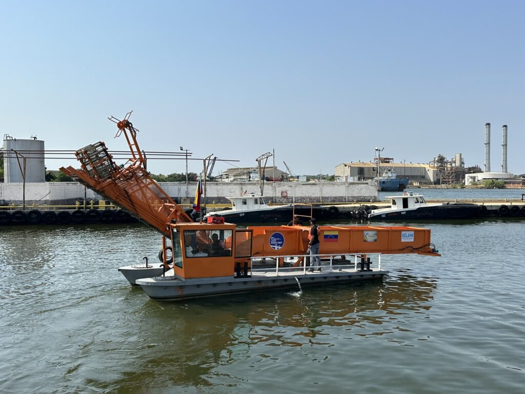 Más de 230 mil toneladas de desechos han sido recolectadas del Lago de Maracaibo con las lanchas barredoras