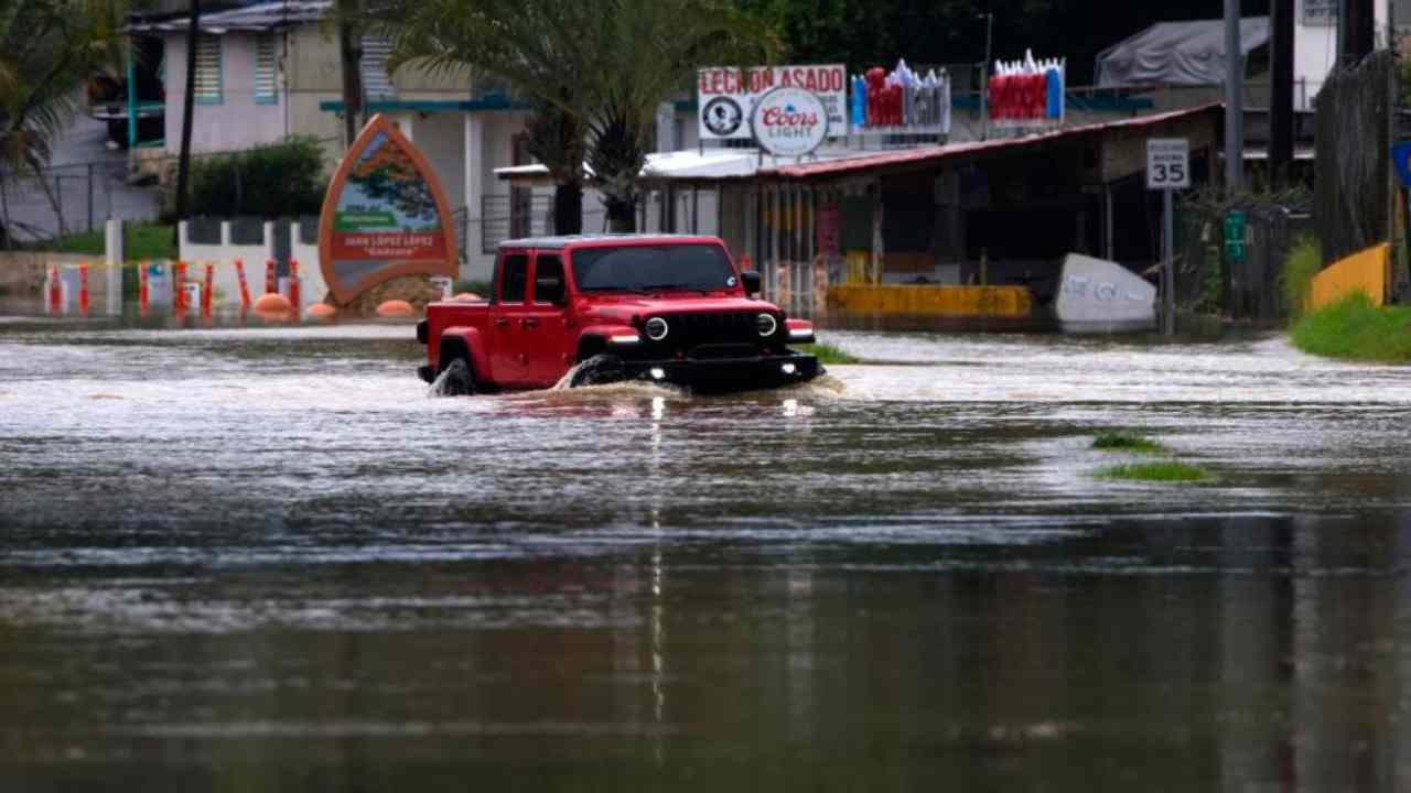 Huracán Ernesto azota a Bermudas, dejando al 75 % del territorio sin electricidad