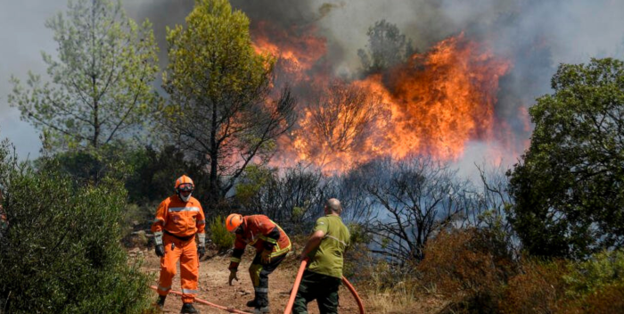 Bomberos luchan contra un gran incendio en la isla griega de Creta