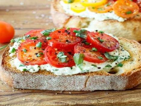 Receta: Pan de ajo con tomate y albahaca