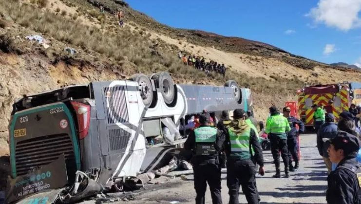 Cuatro fallecidos y 20 heridos tras volcarse un autobús en carretera de Lima