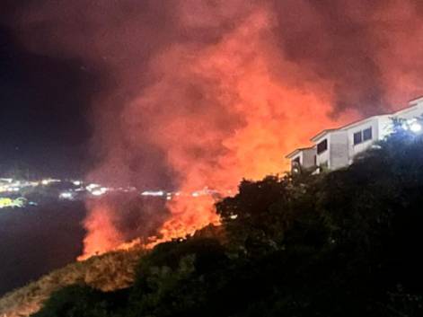 Reportan fuerte incendio de vegetación en Los Teques