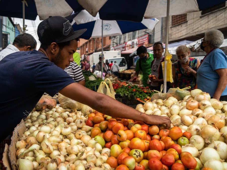 El 76 % de los jóvenes venezolanos quieren seguir trabajando en Venezuela, según la UCAB