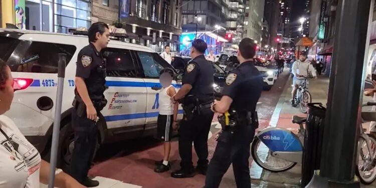 Arrestan a un niño venezolano por golpear y robar a un hombre en New York