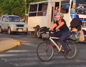 La bicicleta con portabebés: el ingenio de una maracucha (video)