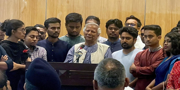 Yunus toma posesión como líder de la transición en Bangladesh