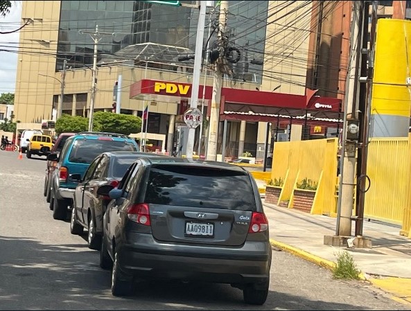 Desde la madrugada de este 30-Ago hay largas colas en varias estaciones de servicio en Maracaibo