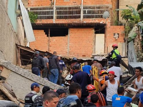 Se derrumbaron tres viviendas en Petare: Nueve personas han sido rescatadas y varias siguen bajo los escombros