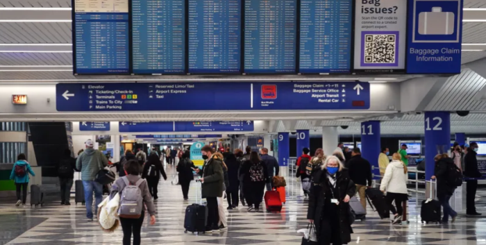 Muere mujer en aeropuerto de Chicago al quedar atrapada en cinta de equipajes