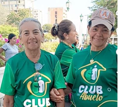 Club de abuelos ‘Años Dorados’ realizó una caminata por su aniversario