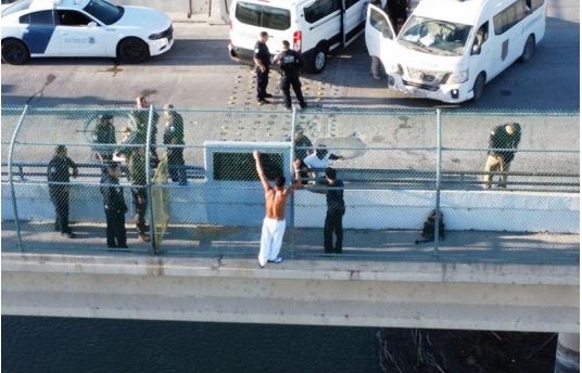 Venezolano intentó lanzarse de un puente entre EEUU y México