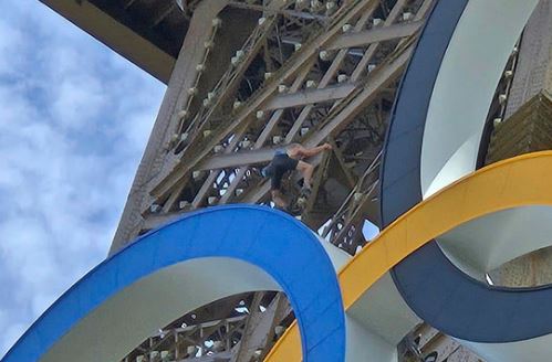 ‘Hombre araña’ semidesnudo en la Torre Eiffel provocó evacuación horas antes del cierre de los JJ.OO.