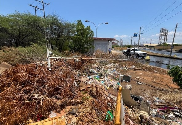 Un poste se cayó en Haticos por Abajo y otro está a punto de ceder en La Limpia