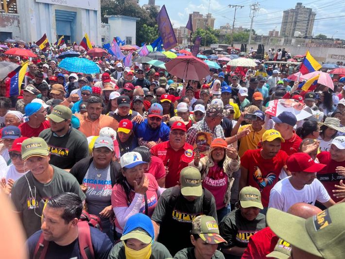 Una caravana de motorizados encabeza la marcha del PSUV en Maracaibo en apoyo a su líder Nicolás Maduro