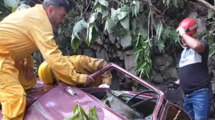 Una mujer muerta y cuatro heridos dejó caída de un vehículo por un barranco en el estado Sucre