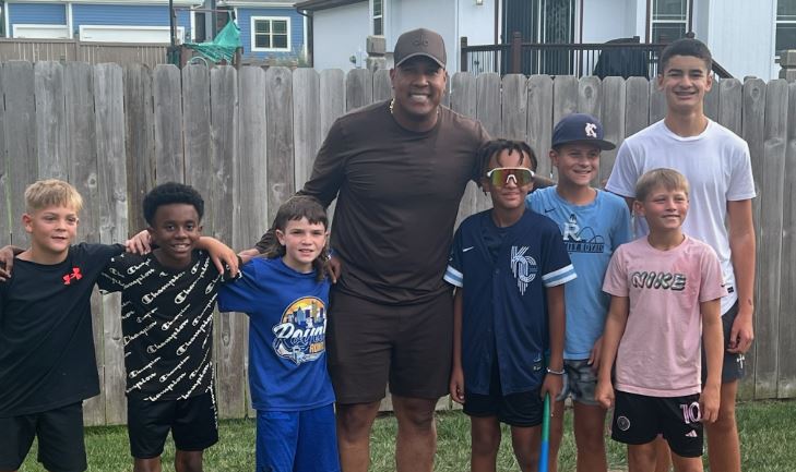 Salvador Pérez jugó pelota con niños de Kansas City en su día libre