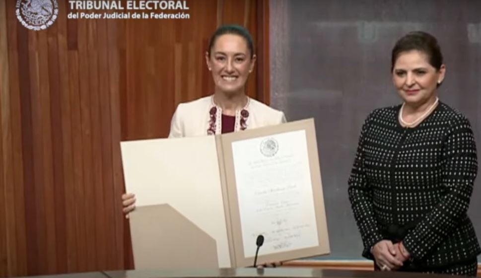 Sheinbaum recibe la constancia de presidenta electa de México