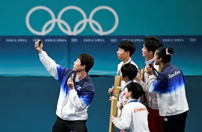 Una selfie unió a deportistas de Corea del Sur y del Norte en el podio de París 2024