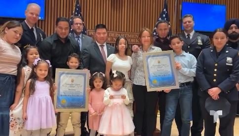 Entregan reconocimiento a dos venezolanos por salvar a una mujer tras ser apuñalada en el metro de Nueva York