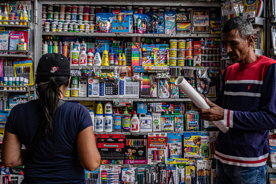 Más de 200 dólares necesita un venezolano para comprar lista de útiles escolares, según el OVF