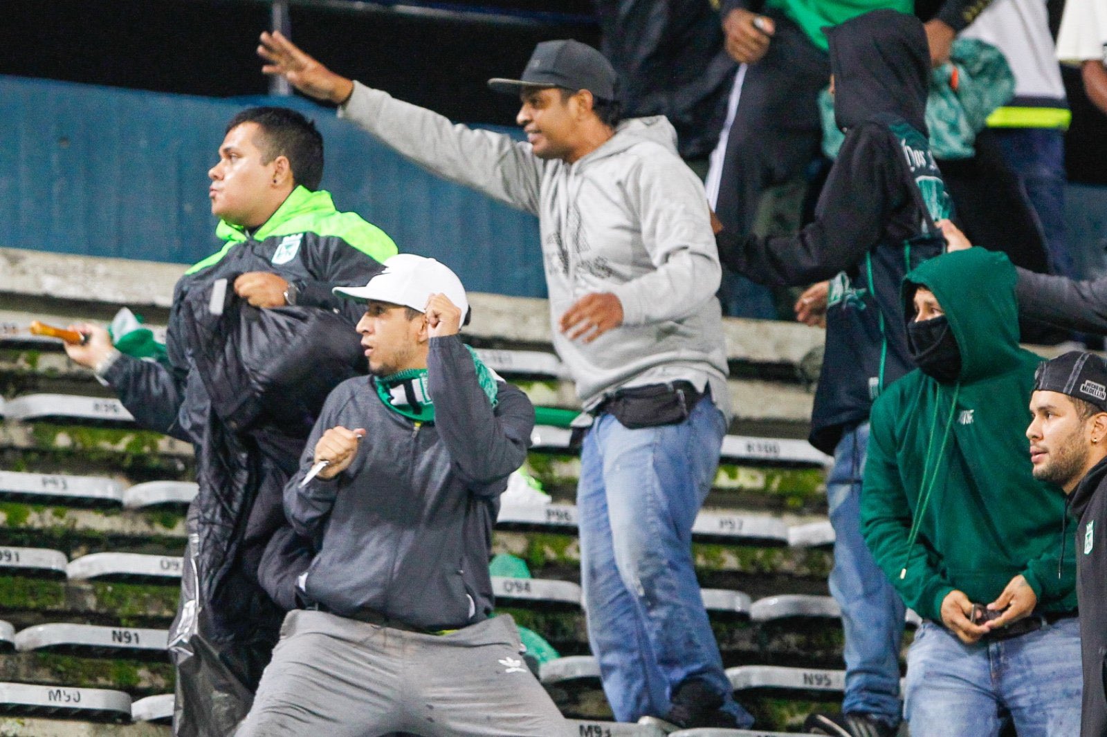 Batalla campal mancha el fútbol colombiano: La violencia se hace presente en el Atanasio Girardot