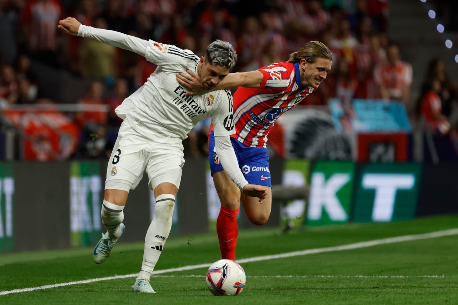 Atlético de Madrid y Real Madrid igualaron en un derbi caliente y polémico