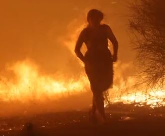 ¡De película!: Mujer atraviesa las llamas de incendio forestal en California