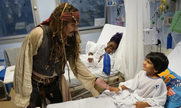 Johnny Depp volvió a ponerse en la piel de Jack Sparrow para sorprender a unos niños internados