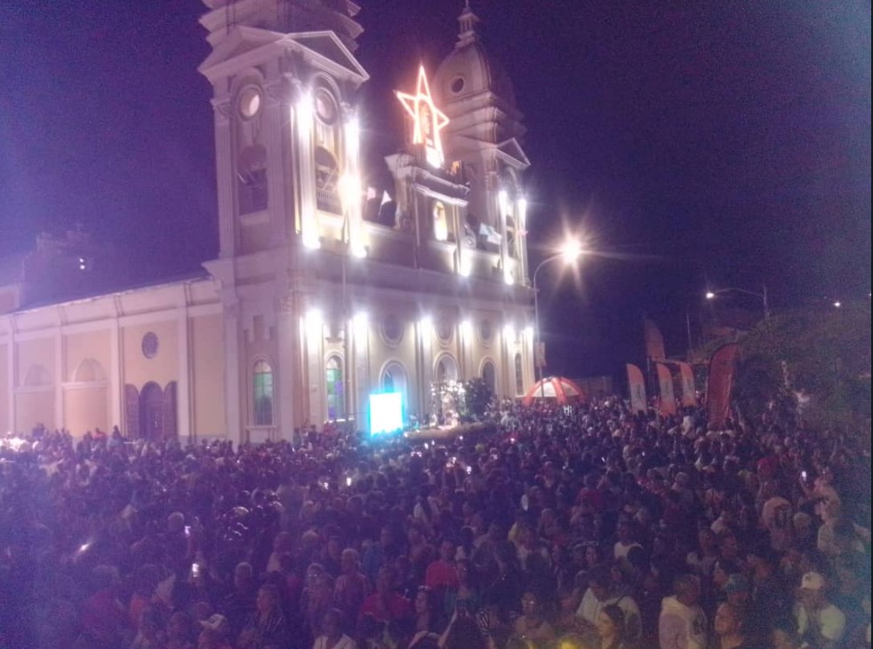 Feligresía cabimense recibió a la Virgen del Rosario en su bajada