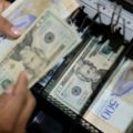 Comerciantes en Venezuela aplican su propio ajuste cambiario con el dólar paralelo como referencia: EFE