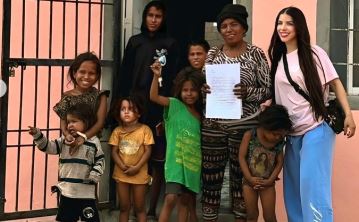 Influencer venezolana Angela Zambrano regaló casa propia a madre con 11 hijos que vivía en ranchito en un basurero