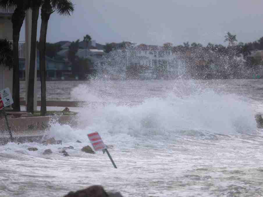 Huracán Helene se fortalece hasta casi la categoría 3 en su ruta a Florida