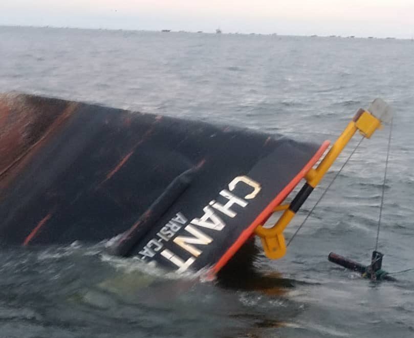 Dos muertos tras hundirse barcaza petrolera por el mal tiempo en Tía Juana