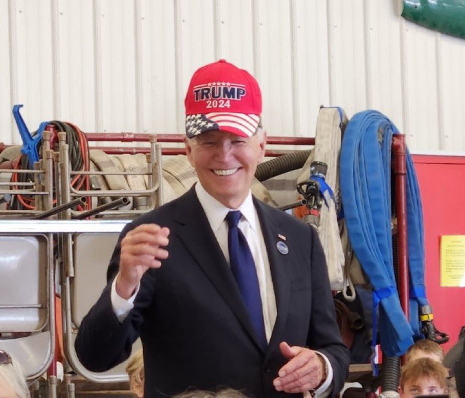 Biden usa una gorra de Trump, imagen sorprendente de una campaña fuera de lo común