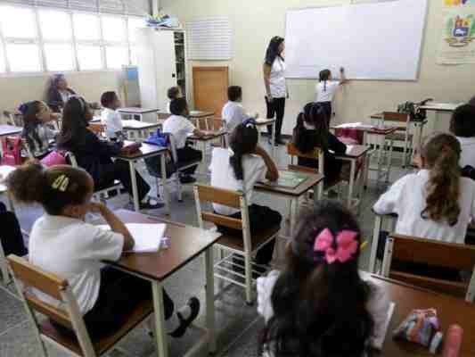 Maduro pide a 200.000 docentes retirados que regresen al sistema educativo