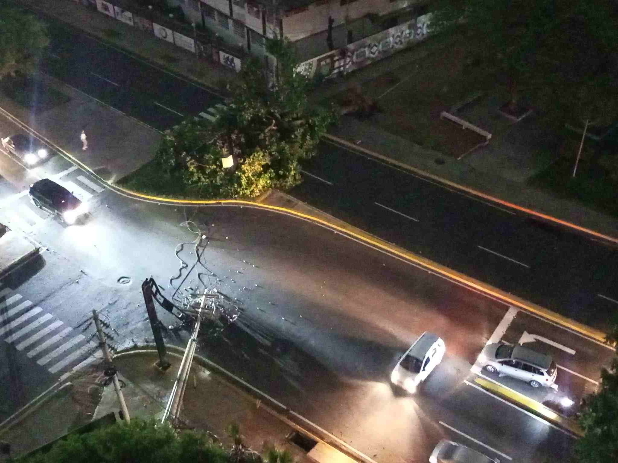 Cayó un semáforo y un tendido eléctrico en la avenida Padilla tras fuertes vientos huracanados en Maracaibo