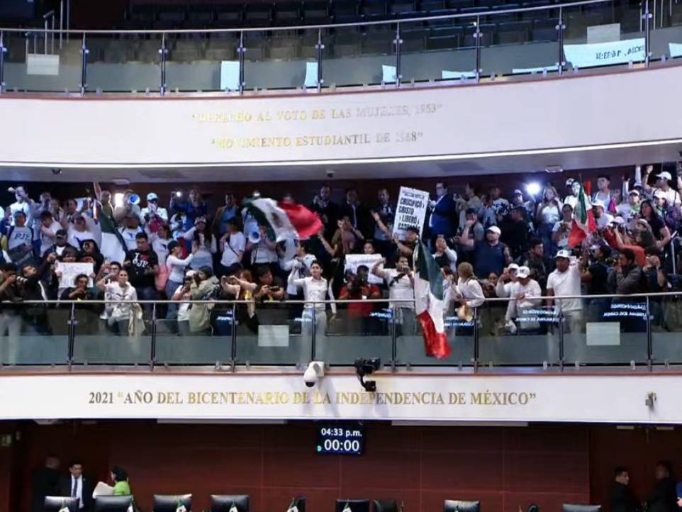 Manifestantes irrumpieron el Senado en México y los legisladores abandonan el recinto: Discusión de la reforma al Poder Judicial