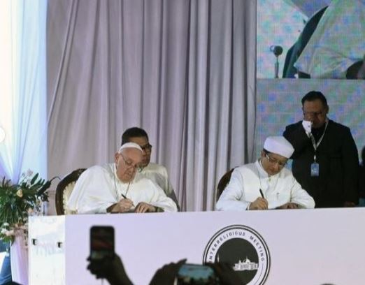 Papa Francisco firma declaración con imán en Yakarta: Analizan la deshumanización y el cambio climático