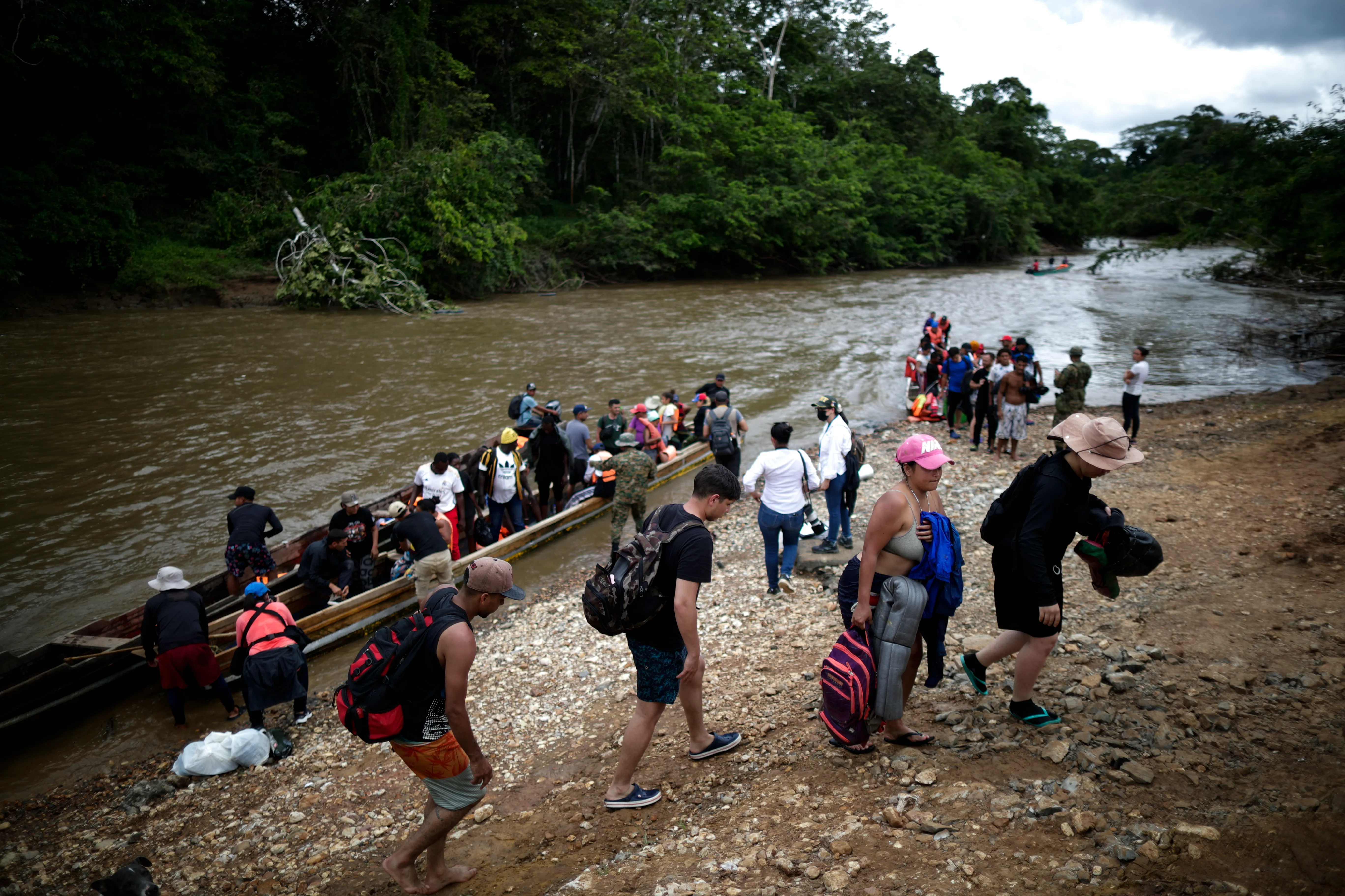 Evacuan 3 cuerpos tras choque entre policía fronteriza y asaltantes de migrantes en Darién