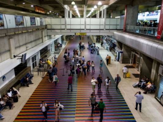 Venezolanos con pasaporte vencido no podrán ingresar al país por vía aérea