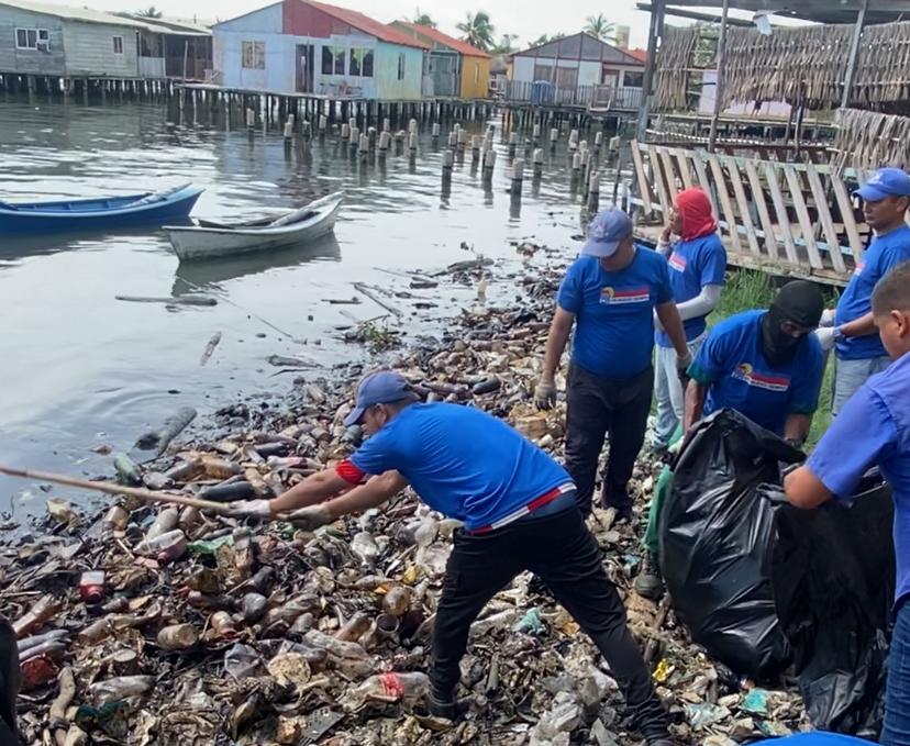 UNT se desplegó en jornada de saneamiento ambiental a orillas del Lago de Maracaibo