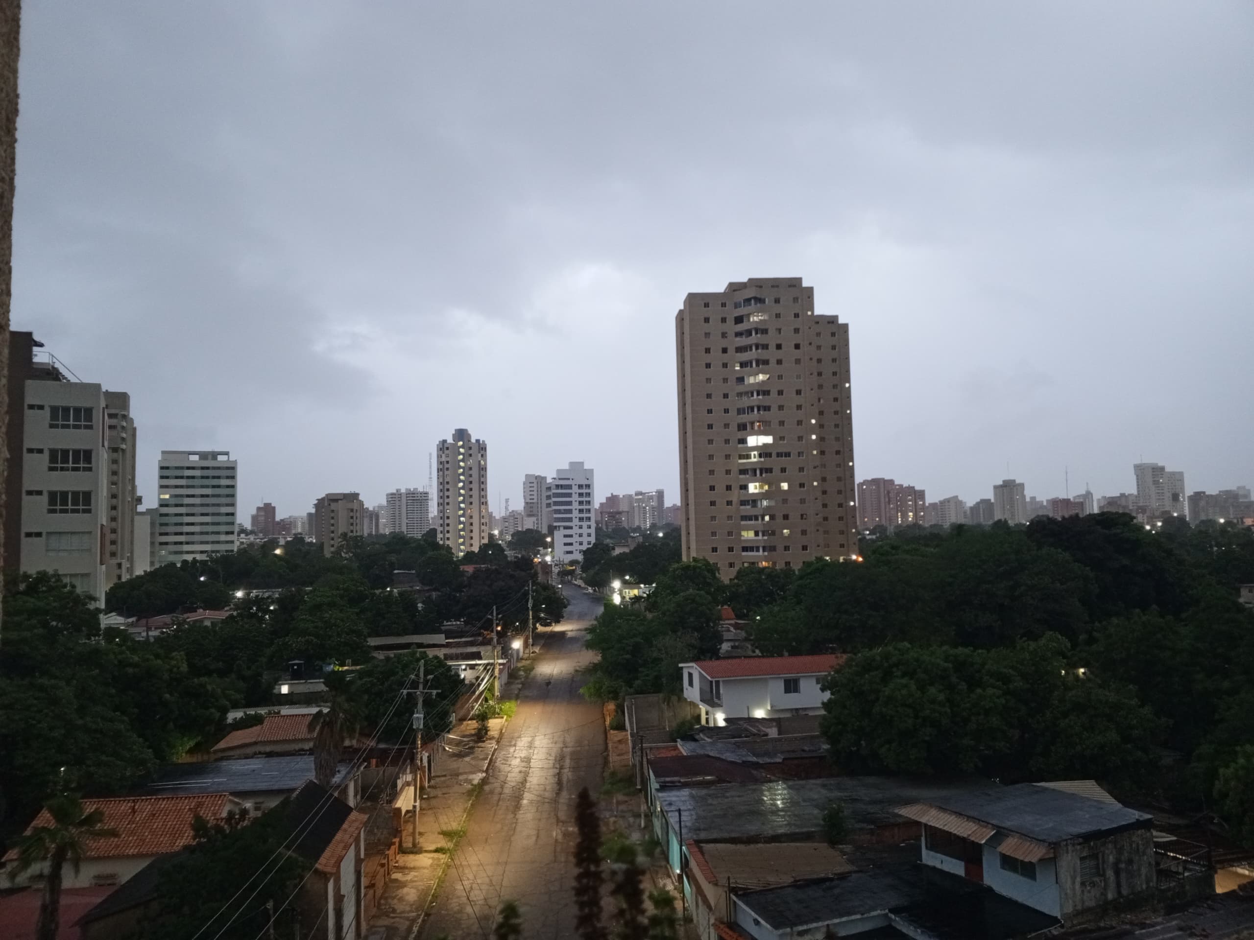 Onda tropical N° 43 se desplaza por la región central venezolana: No se descartan lluvias en Zulia y otras zonas del país este lunes 14-Oct