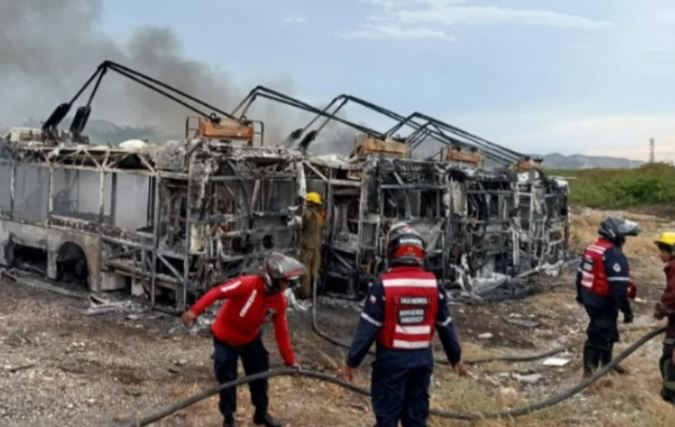 Más de 10 autobuses afectados por incendio en estacionamiento de Transbarca en Barquisimeto