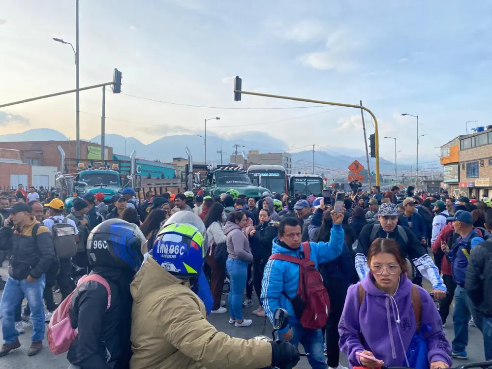 Paro camionero en Colombia por alza en el combustible: Más de 300 mil usuarios de Transmilenio afectados en Bogotá