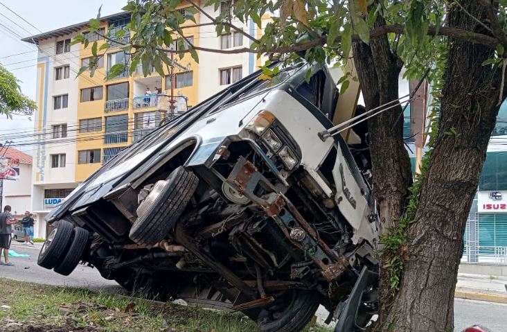 Desastre vial: Tres muertos y al menos 10 heridos en Mérida