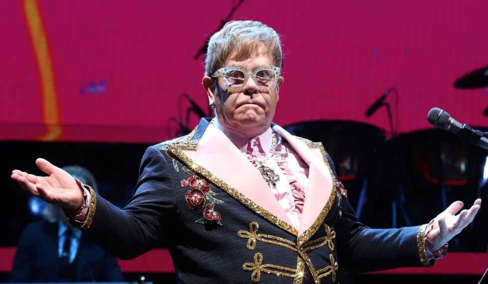 Elton John tiene 