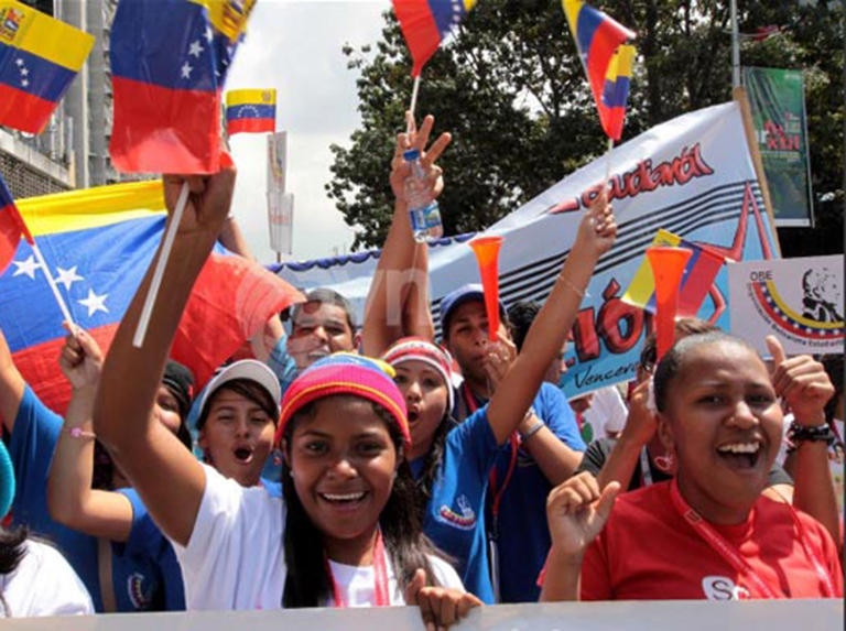 Juventud del PSUV se moviliza en Caracas en apoyo a Nicolás Maduro