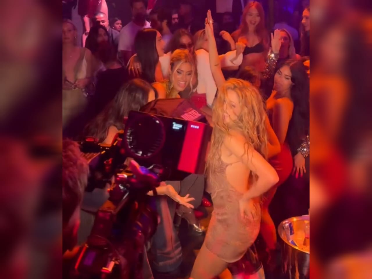 Shakira alborotó una discoteca de Miami al subir a la barra a menear sus caderas: Se viene ‘Soltera’