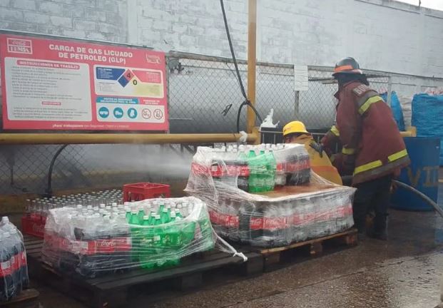 Bomberos controlan fuga de gas dentro de la empresa Coca-Cola en la zona industrial