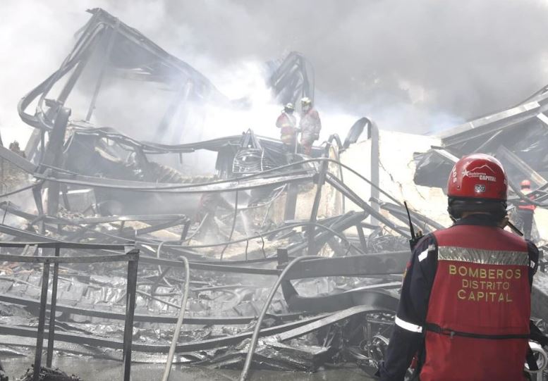 Autoridades controlan incendio en el galpón de la Yamaha, no se registraron heridos ni fallecidos